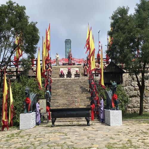 观赏高山王者之战,飞天威亚唯美舞蹈,乘王城观光索道,玩春秋纪军七营